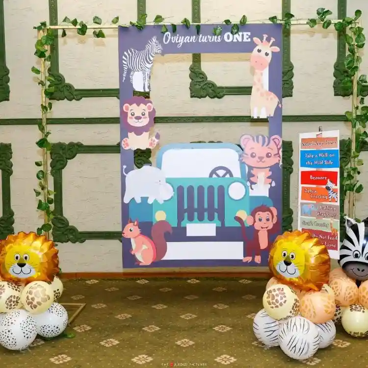 Book safari birthday decoration with photographer